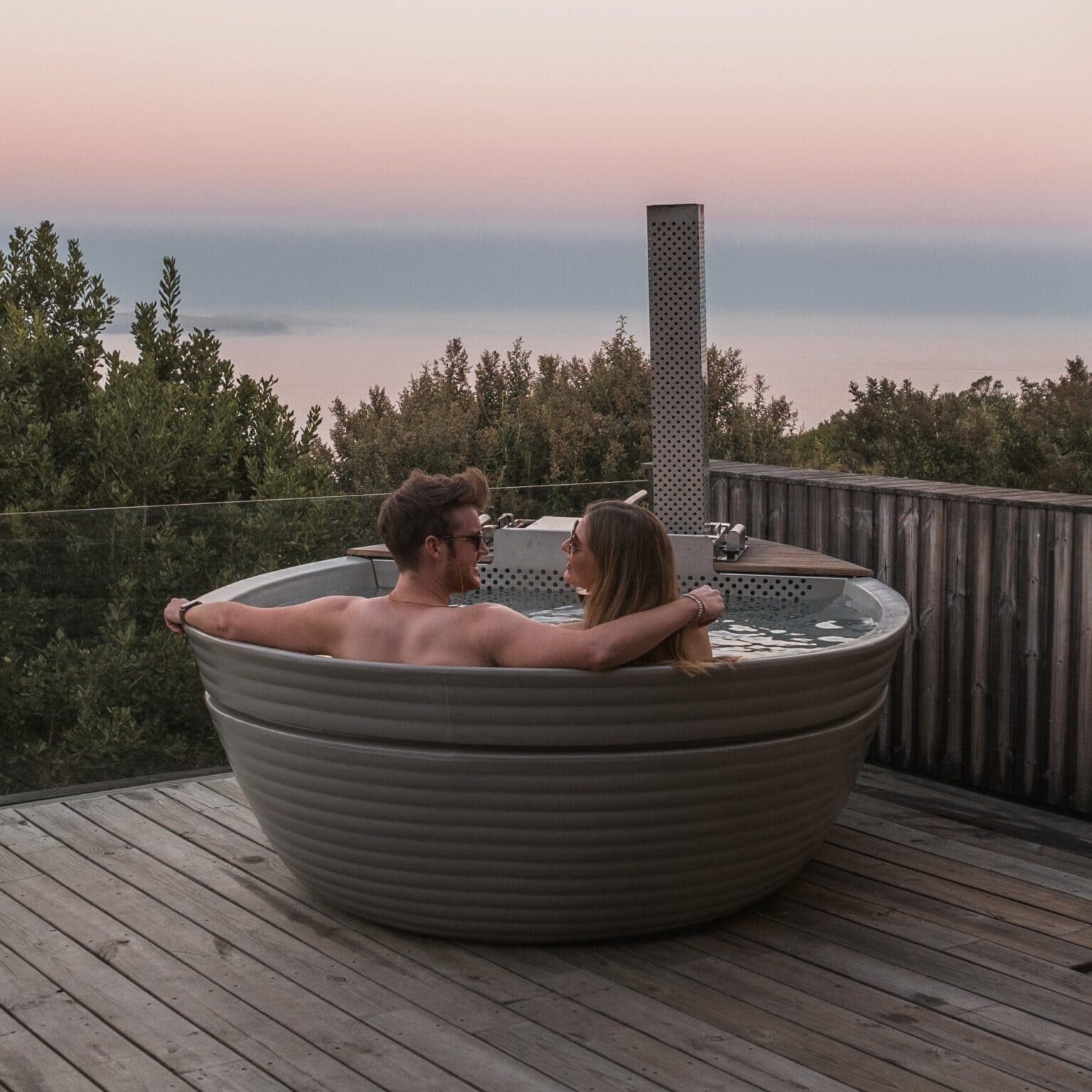 hot-tub-cabin-fever-escapes